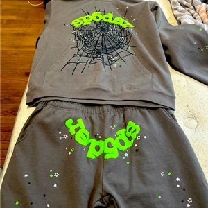 Sp5der Sweatsuit Slate Grey.